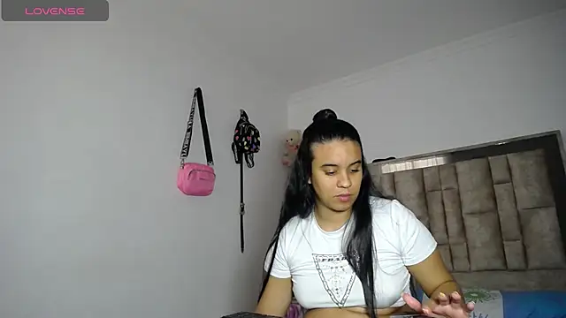 Snapshot of tiffany__pink chatting on December 1, 8:47 pm tiffany pink online show from December 1, 8:47 pm