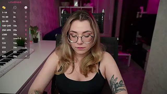 Snapshot of RemyCute chatting on October 2, 3:30 pm RemyCute online show from October 2, 3:30 pm