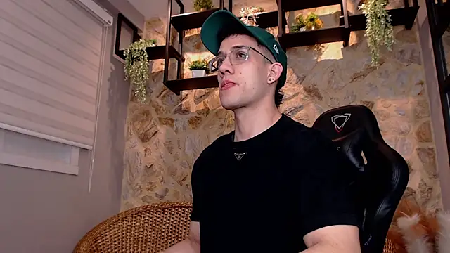 Snapshot of alexgiraldo_ chatting on January 15, 11:21 am alexgiraldo online show from January 15, 11:21 am