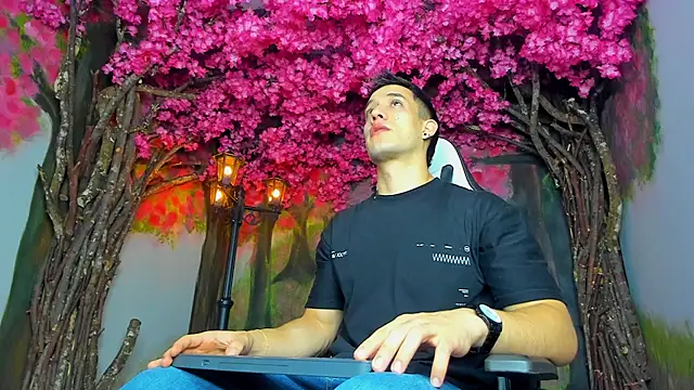 Snapshot of alexgiraldo_ chatting on February 13, 11:17 am alexgiraldo online show from February 13, 11:17 am