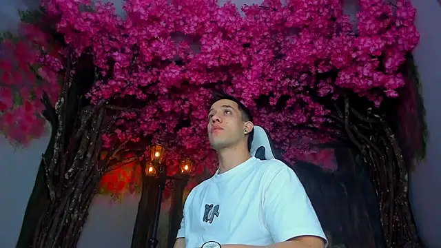 Snapshot of alexgiraldo_ chatting on February 15, 11:28 am alexgiraldo online show from February 15, 11:28 am