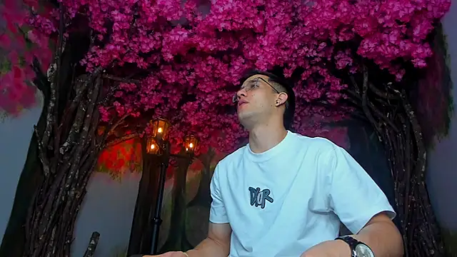 Snapshot of alexgiraldo_ chatting on February 15, 2:55 pm alexgiraldo online show from February 15, 2:55 pm