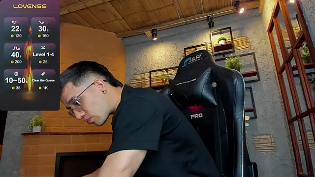 Snapshot of alexgiraldo_ chatting on February 19, 2:23 pm alexgiraldo online show from February 19, 2:23 pm