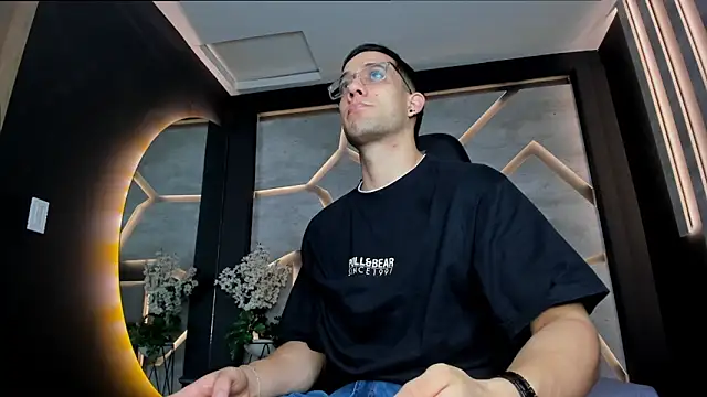 Snapshot of alexgiraldo_ chatting on February 25, 11:30 am alexgiraldo online show from February 25, 11:30 am