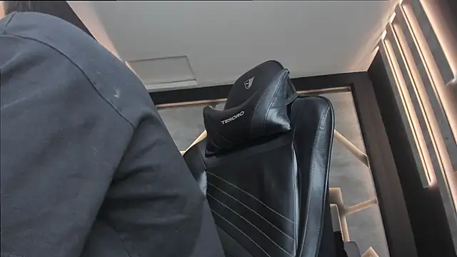 Snapshot of alexgiraldo_ chatting on February 27, 2:21 pm alexgiraldo online show from February 27, 2:21 pm