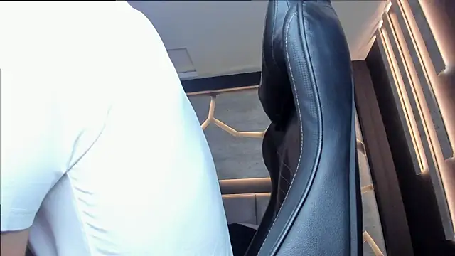 Snapshot of alexgiraldo_ chatting on February 28, 2:42 pm alexgiraldo online show from February 28, 2:42 pm