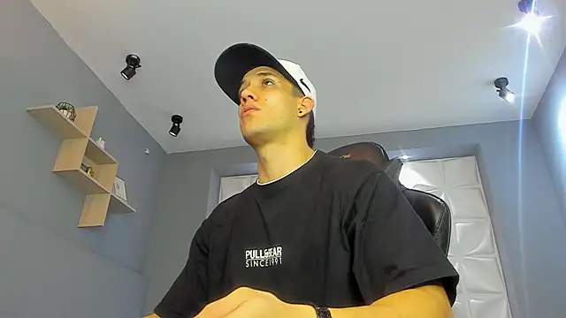 Snapshot of alexgiraldo_ chatting on March 13, 11:19 am alexgiraldo online show from March 13, 11:19 am