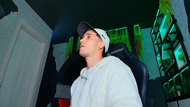 Snapshot of alexgiraldo_ chatting on March 18, 2:37 pm alexgiraldo online show from March 18, 2:37 pm