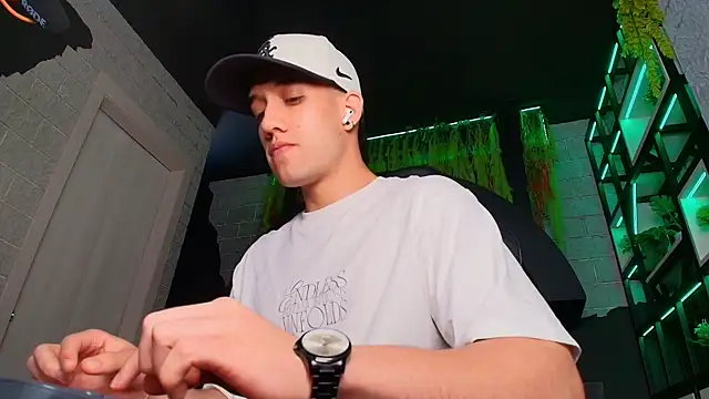 Snapshot of alexgiraldo_ chatting on March 21, 2:29 pm alexgiraldo online show from March 21, 2:29 pm