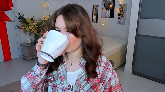 Snapshot of MiracleCurly chatting on March 15, 10:03 am MiracleCurly online show from March 15, 10:03 am