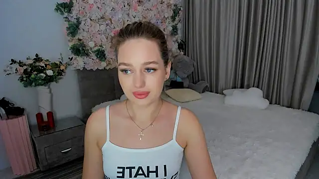 Snapshot of MiracleCurly chatting on October 1, 7:20 pm MiracleCurly online show from October 1, 7:20 pm