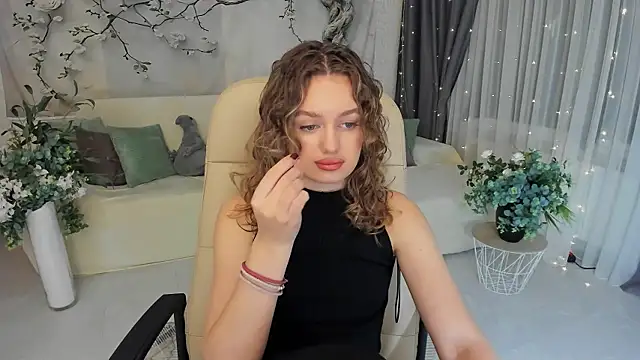 Snapshot of MiracleCurly chatting on October 27, 7:29 pm MiracleCurly online show from October 27, 7:29 pm