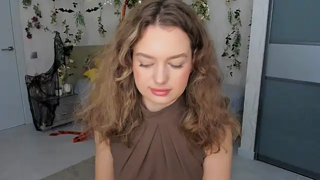 Snapshot of MiracleCurly chatting on October 30, 7:25 pm MiracleCurly online show from October 30, 7:25 pm