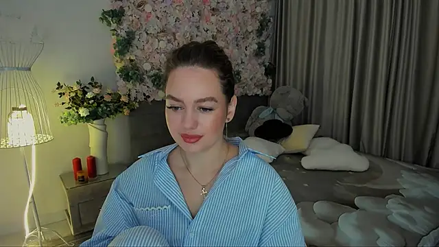 Snapshot of MiracleCurly chatting on November 12, 6:08 pm MiracleCurly online show from November 12, 6:08 pm