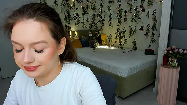 MiracleCurly online show from April 8, 10:04 am