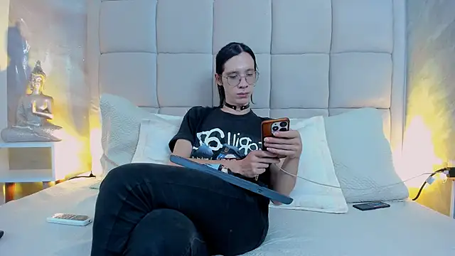 Snapshot of Hecatee_77 chatting on October 21, 7:47 pm Hecatee 77 online show from October 21, 7:47 pm