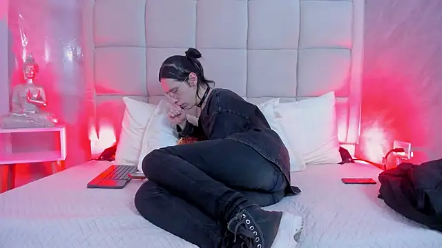 Snapshot of Hecatee_77 chatting on December 2, 7:53 pm Hecatee 77 online show from December 2, 7:53 pm