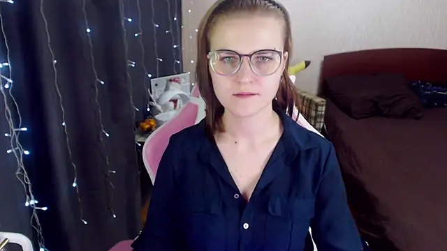 Snapshot of MissBrightShine chatting on January 18, 10:06 am MissBrightShine online show from January 18, 10:06 am