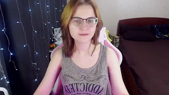 Snapshot of MissBrightShine chatting on February 1, 9:43 am MissBrightShine online show from February 1, 9:43 am