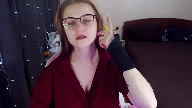 Snapshot of MissBrightShine chatting on February 12, 9:52 am MissBrightShine online show from February 12, 9:52 am