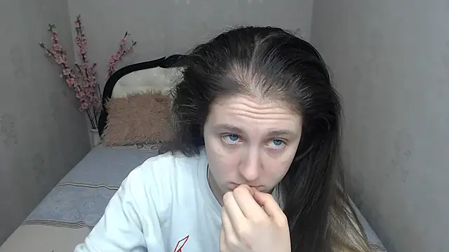 Holliy Cooper online show from February 4, 9:04 am