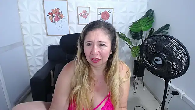 Snapshot of Valentinaa_mature chatting on February 20, 2:40 am Valentinaa mature online show from February 20, 2:40 am