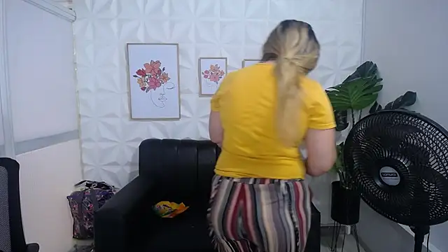 Snapshot of Valentinaa_mature chatting on March 4, 8:05 pm Valentinaa mature online show from March 4, 8:05 pm