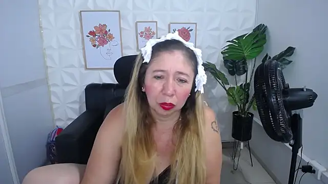 Snapshot of Valentinaa_mature chatting on March 23, 12:04 am Valentinaa mature online show from March 23, 12:04 am