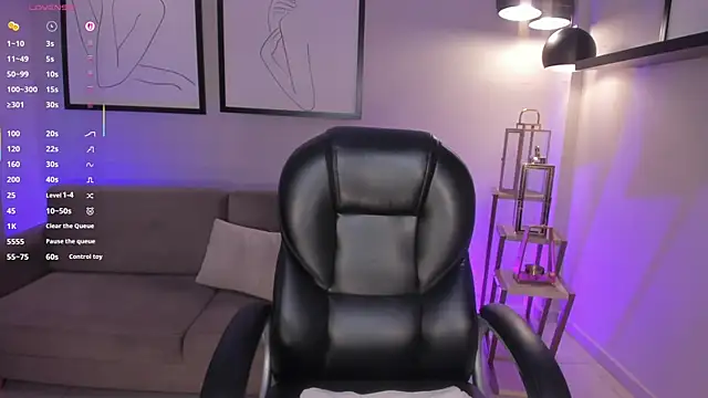 LizzHamilton   online show from January 7, 7:27 pm