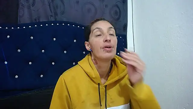 Snapshot of anyu1306 chatting on December 20, 12:38 pm anyu1306 online show from December 20, 12:38 pm