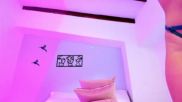 Snapshot of Laura_Torres18 chatting on March 11, 12:22 am Laura Torres18 online show from March 11, 12:22 am