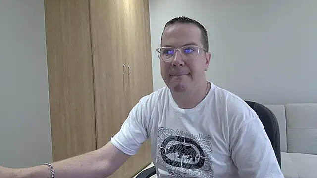 BrettJ81 online show from December 20, 9:05 am