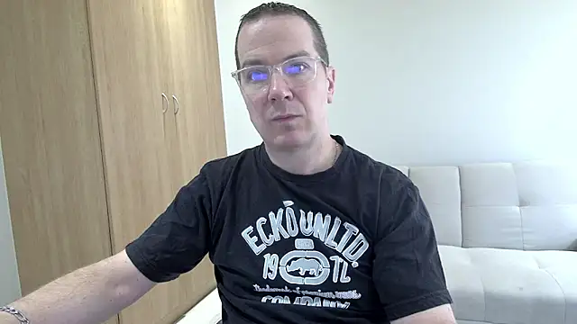 BrettJ81 online show from April 3, 6:33 am