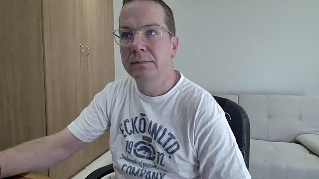 BrettJ81 online show from April 11, 1:48 pm