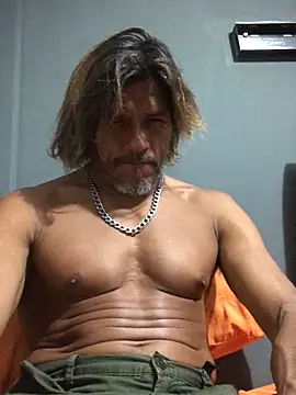 Snapshot of kvr27 chatting on December 22, 1:35 am kvr27 online show from December 22, 1:35 am