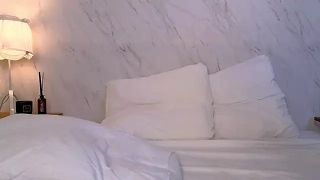 LOLALEWIS online show from January 8, 3:53 am