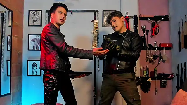 Snapshot of dom2travelersss chatting on January 27, 11:11 pm dom2travelersss online show from January 27, 11:11 pm