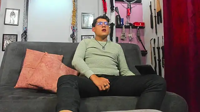 Snapshot of dom2travelersss chatting on March 8, 6:26 pm dom2travelersss online show from March 8, 6:26 pm