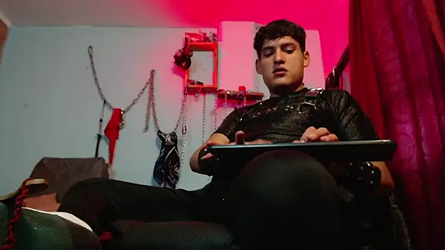 dom2travelersss online show from December 2, 9:10 pm